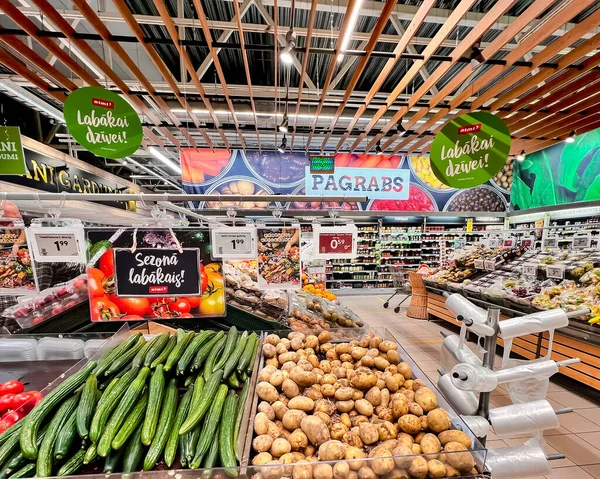 Latvia Riga June 2022 リガのRimiスーパーの新しい収穫の新しいジャガイモと新鮮なキュウリを持つ大きな野菜セクションの内部 ラトビア — ストック写真