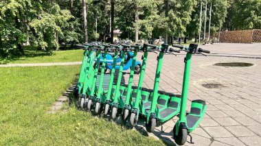 LATVIA, RIGA, HAZİRAN, 2022: Riga, Mezapark 'ta kaldırımda elektrikli scooterların park yeri. Letonya