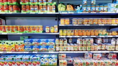 LATVIA, RIGA, MAYIS, 2022: Riga, Letonya 'da bir süpermarkette çeşitli bebek maması rafları