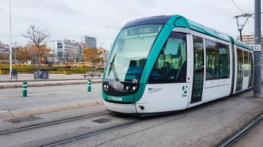 İspanya, BARCELONA, Mart 2022: Modern tramvay Barselona, İspanya 'da toplu taşımacılık için önemli bir araçtır.