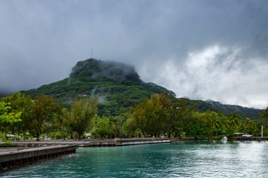 Fransız Polinezya Topluluğu 'nun Leeward grubunda yatlar ve katamaranlar için demirli Papeete adası üzerinde gök gürültülü bulutlar.