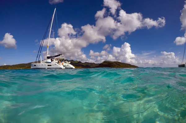 French Polynesia December 2019 Lonely Catamaran Beautiful Turquoise Lagoon Island — Stockfoto