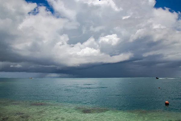 太平洋靠近帕皮提岛上空的雨云 海洋自然环境中的雨云概念 — 图库照片