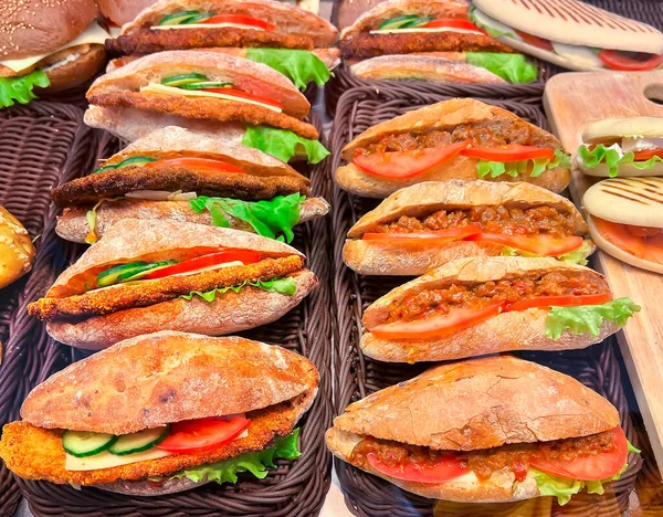 Puesto Con Una Gran Selección Hamburguesas Con Pollo Queso Verduras —  Fotos de Stock