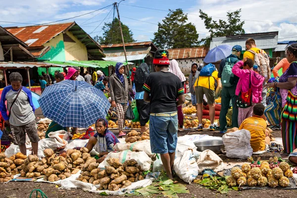 印度尼西亚 巴布亚新几内亚 瓦伦丁 伊里安查亚 2019年8月20日 巴布亚妇女在印度尼西亚瓦伦丁的街头市场上销售甘薯和其他蔬菜 — 图库照片