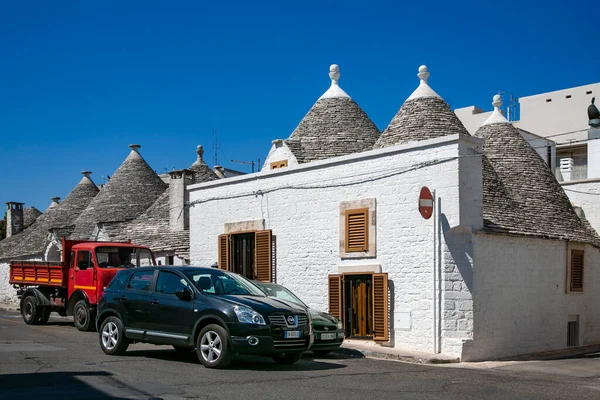 Italy Alberobello August 2014 Trulli Houses Alberobello Village Parked Cars — Stock Photo, Image