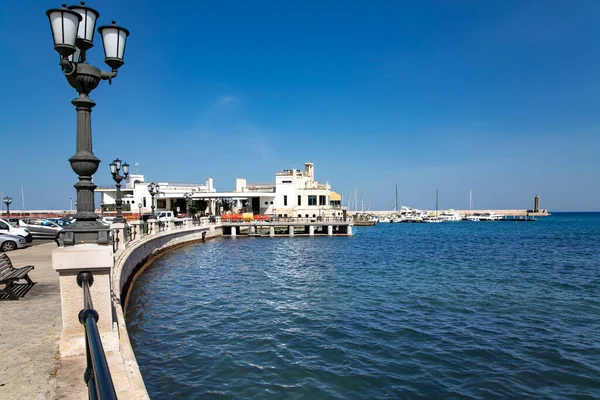 Bari Iskelesi Olan Gezinti Güvertesi Güzel Sokak Lambalarıyla Ayırt Edilir — Stok fotoğraf