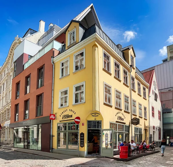 Latvia Riga Junho 2022 Arquitetura Gótica Antiga Terraço Verão Café — Fotografia de Stock