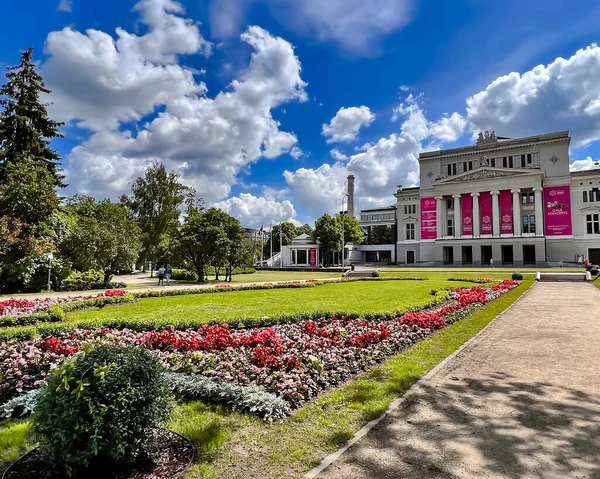 ラトビア 2022年 ラトビア国立学術オペラとバレエ劇場ラトビア Ecの首都リガの美しい花の公園に囲まれて — ストック写真
