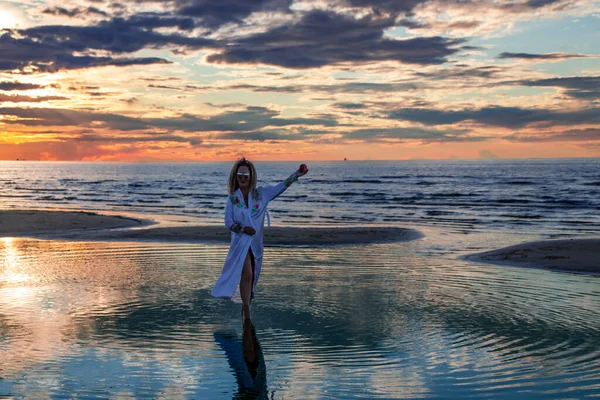 Kıvırcık Saçlı Bir Kadın Letonya Jurmala Gün Batımında Baltık Denizi — Stok fotoğraf