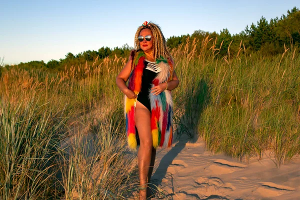 Mooie Vrouw Met Krullend Haar Staat Het Gras Zand Duin — Stockfoto