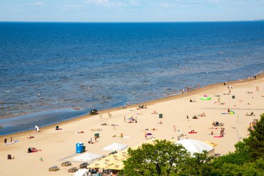 LATVIA, JURMALA, HAZİRAN, 26, 2021 - İnsanlar Letonya 'nın Jurmala kentindeki Baltık Sahili' nde dinleniyor. Jurmala 'da sağlıklı ve spor yaşam tarzı ve aktiviteleri