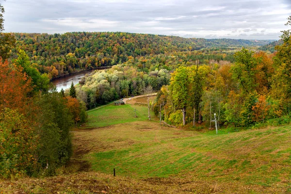 Sigulda Letonya Daki Gaizinkalns Dağından Sonbahar Ormanı Gauja Nehrinin Havadan — Stok fotoğraf