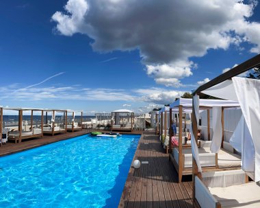 LATVIA, JURMALA, JULY, 2022: Baltık Denizi kıyısında Bulduri, Jurmala, Letonya 'da sıcak çardakları ve yüzme havuzları olan dinlenme alanı. Jurmala - Letonya, Avrupa 'daki ünlü uluslararası Baltık beldesi. Seyahat ve tatil konsepti.