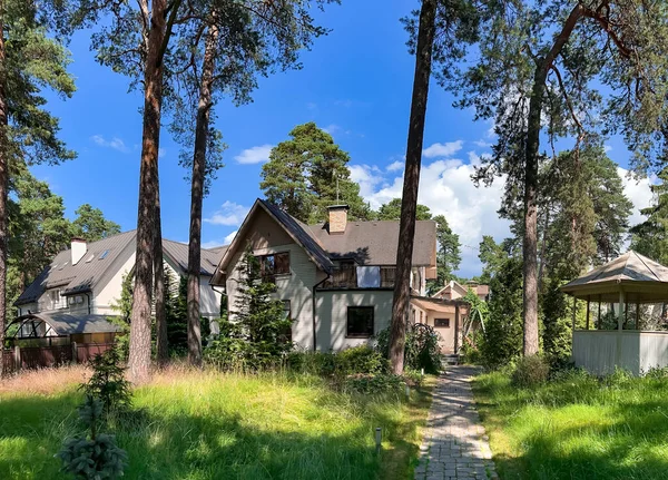 Vecchia Casa Legno Con Veranda Circondata Alti Pini Jurmala Lettonia — Foto Stock