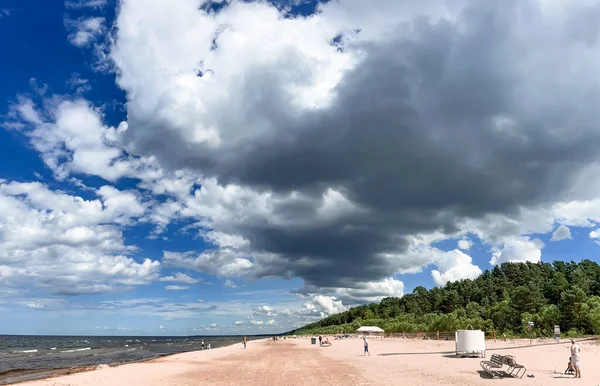 Łotwa Jurmala Czerwiec 2022 Osoby Relaksujące Się Bałtyckiej Plaży Jurmala — Zdjęcie stockowe