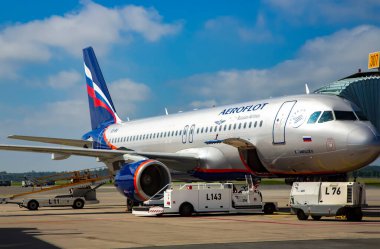 LATVIA, RIGA, MARCH, 2020: Yolcu yükleme ve sabah erken saatlerde Letonya Riga Uluslararası havaalanında uçuş hazırlıkları için kapı koluna bağlı uçak.