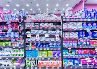 LATVIA, RIGA, JUNE, 2022: Rimi Baltic hipermarketinde kişisel hijyen ürünleriyle dolu raflar, Riga. - Letonya. Rimi Baltic, Letonya 'nın Riga kentindeki Baltık devletlerinde büyük bir perakende operatörü..