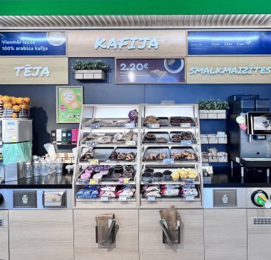 LATVIA, RIGA, HAZİRAN, 2022: farklı hamur işleri ve fast food aperatifleriyle birlikte kahve ve taze meyve suyu makinesi. Fast food konseptini kullan. Teslimat konseptini kaldır.