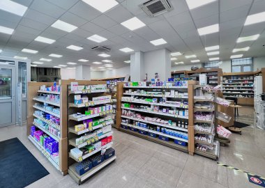 LATVIA, RIGA, JULY, 2022: İlaç vitamin takviyesi içeren modern eczane ve Riga, Letonya 'daki raflarda sağlığa yararlı olabilecek karşı sağlık ürünleri