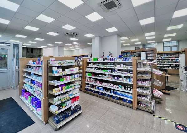 LATVIA, RIGA, JULY, 2022: İlaç vitamin takviyesi içeren modern eczane ve Riga, Letonya 'daki raflarda sağlığa yararlı olabilecek karşı sağlık ürünleri