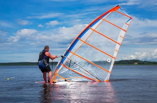 Latvia Riga Julho 2022 Homem Controla Uma Prancha Vela Lago — Fotografia de Stock