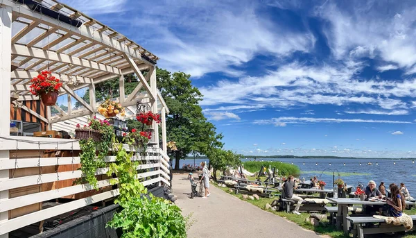 Latvia Riga Junio 2022 Porche Abierto Café Verano Orilla Lago —  Fotos de Stock