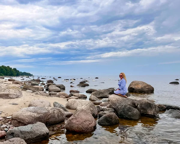 Pretty Woman Curly Hair Sits Granite Stone Kaltene Beach Kaltene — 图库照片