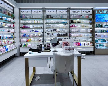 LATVIA, RIGA, JULY, 2022: Riga, Letonya 'daki Spice AVM' de makyaj masası olan güzel bir modern parfüm butiği.