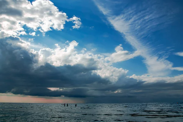 Nuvole Scure Piovose Durante Tramonto Sul Mar Baltico Acqua Mare — Foto Stock