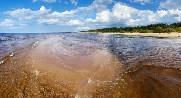 Panorama Teplého Rižského Zálivu Baltského Moře Pozadí Kumulativních Mraků Pobřeží — Stock fotografie