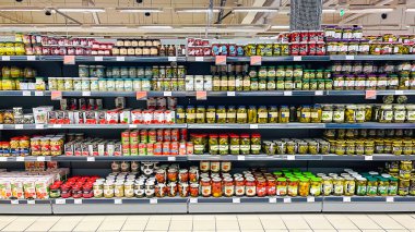 LATVIA, RIGA, HAZİRAN, 2022: RIMI süpermarketindeki bir marketin raflarındaki çeşitli konserve sebzeler. Riga. Letonya