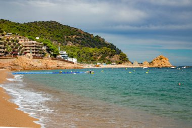 Tossa de Mar 'daki Akdeniz kıyısındaki güzel Badia körfezi popüler Costa Brava, Katalonya, İspanya' da yer almaktadır. Güzel kumsal ve berrak mavi su..