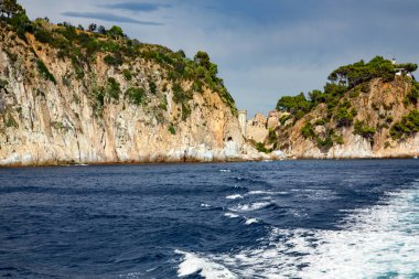 Lloret de Mar 'da kayalık kıyıları olan Akdeniz popüler Costa Brava, Katalonya, İspanya' da yer almaktadır. Sahildeki inanılmaz kayalık deniz manzarası.