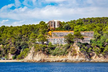 Lloret de Mar 'daki uçurumun tepesinde bulunan kayalık sahilli Akdeniz, popüler Costa Brava, Katalonya, İspanya. Sahildeki inanılmaz kayalık deniz manzarası.