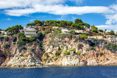 Lloret de Mar 'daki uçurumun tepesinde bulunan kayalık sahilli Akdeniz, popüler Costa Brava, Katalonya, İspanya. Sahildeki inanılmaz kayalık deniz manzarası.
