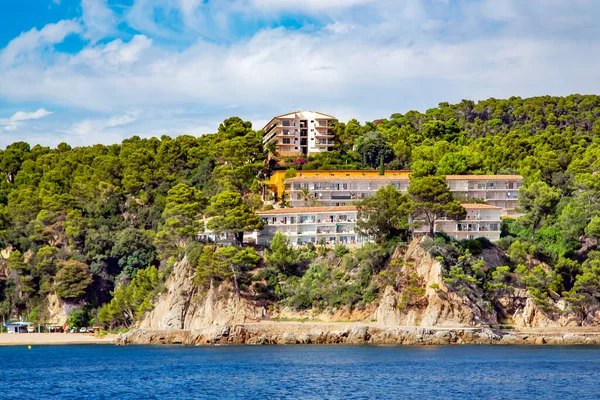 Lloret de Mar 'daki uçurumun tepesinde bulunan kayalık sahilli Akdeniz, popüler Costa Brava, Katalonya, İspanya. Sahildeki inanılmaz kayalık deniz manzarası.