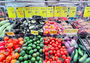 LATVIA, RIGA, HAZİRAN, 2022: RİMİ süpermarketindeki taze sebzelerle dolu büyük bir sebze bölümünün içi Riga. Letonya