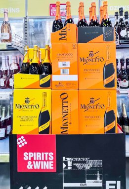 LATVIA, RIGA, JULY, 2022: Letonya Riga 'daki alışveriş merkezinde kutu kutu Mionetto Prestige Collection Prosecco DOC Treviso Brut. 130 yıldır, Mionetto şirketi İtalya 'nın önde gelen şirketlerinden biri haline geldi. 