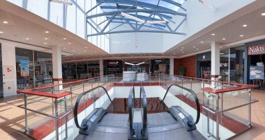 LATVIA, RIGA, JULY, 2022: Riga, Letonya 'daki Spice Home alışveriş merkezinde cam tavanlı modern çok katlı iç mekan.