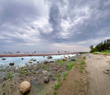 Kaltene Sahili, Letonya 'daki Roja Kasabası' na kadar uzanan buzul taşlarıyla kaplıdır. Kaltene Sahili güzel bir sahil tatili ve sahil yürüyüşü için harika bir yerdir..