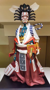 İspanya, BARCELONA, Mart 2022: LLadro porselen heykelcikler Barcelona, İspanya 'daki butiğin rafında satılıyor. 21. yüzyılın lüks el yapımı porselenleri..