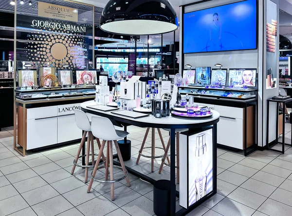 Latvia Riga July 2022 Beautiful Modern Perfume Cosmetic Boutique Interior — 图库照片