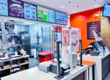 LATVIA, RIGA, HAZİRAN, 2022: Riga, Letonya 'daki Burger King' de kasiyerlik hizmeti. Sağlıklı fast food değil