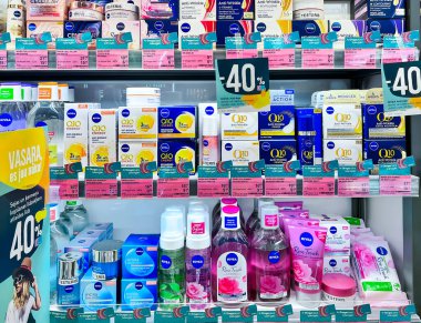 LATVIA, RIGA, JULY, 2022 - Nivea ürünleri büyük indirimli süpermarket raflarında. Nivea, cilt ve vücut bakım ürünlerinde uzmanlaşmış bir Alman kişisel bakım markasıdır..
