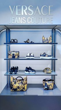 LATVIA, RIGA, HAZİRAN, 2022 Stockmann alışveriş merkezinde Versace marka pahalı bir sergi. Riga, Letonya. Versace bir İtalyan lüks moda şirketi..
