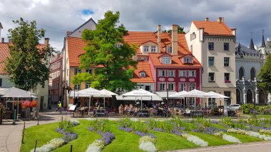 LATVIA, RIGA, JULY, 2022 - Letonya 'nın başkenti Riga' nın Livu Meydanı 'ndaki güzel peyzaj ve rönesans ve barok evleriyle antik gotik mimari
