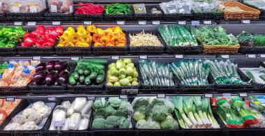 LATVIA, RIGA, JULY, 2022 Stockmann alışveriş merkezindeki yeni hasadın taze sebzeleriyle dolu büyük bir sebze bölümünün içi. Letonya