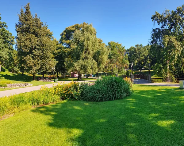 Early Sunny Morning Bastion Park Mowed Lawns Flower Beds Bridge — Stockfoto