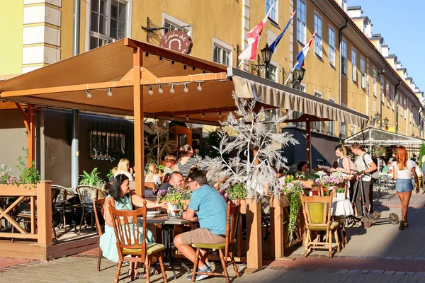 Latvia Riga August 2022 People Dine Open Veranda Cafes Street — Stock Photo, Image